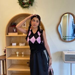 Pink crop square print sweater